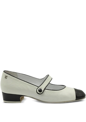 CHANEL Pre-Owned two-tone flat pumps - White