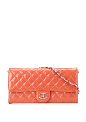 CHANEL Pre-Owned 2010-2011 Quilted Patent Brilliant East West Wallet On Chain shoulder bag - Red