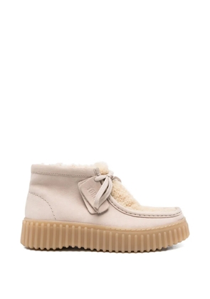 Clarks Torhill shearling-panel lace-up boots - Neutrals