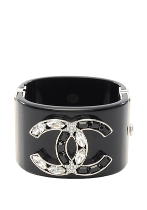 CHANEL Pre-Owned 2020 Stainless Steel and Resin Rhinestone CC Hinged Cuff bracelet - Black