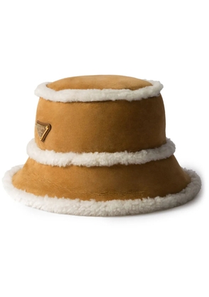Prada suede shearling bucket hat - Brown