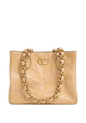 Valentino Garavani logo-plaque chain-strap leather tote bag - Neutrals