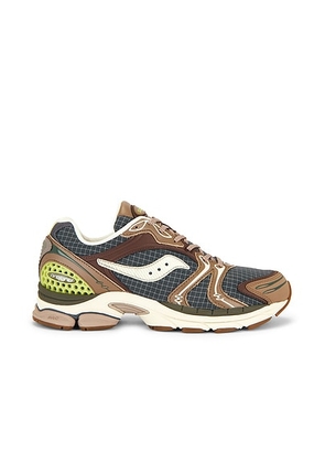 Saucony Progrid Triumph 4 Sneakers in Carbon & Taupe - Grey,Taupe. Size 10 (also in 8, 9, 9.5, 10.5).