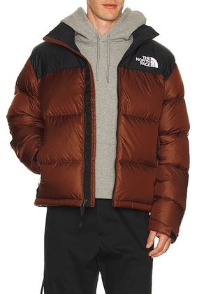 The North Face 1996 Retro Nuptse Jacket in Ember Soil & TNF Black - Brown. Size L (also in S, M, XXL/2X).