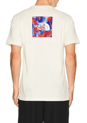 The North Face Red White And Blue Regular Short Sleeve Tee in White Dune - White. Size L (also in M, S, XL/1X, XXL/2X).