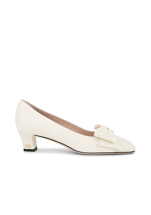 Valentino Garavani Bowow Pump in Ivory - Ivory. Size 37 (also in 36, 39, 41).