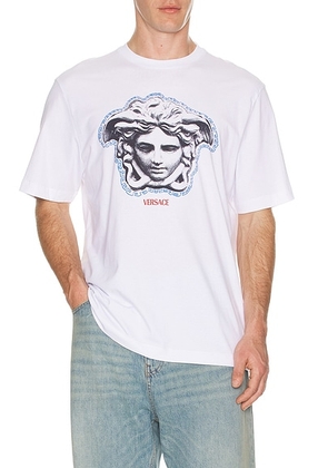 VERSACE T-Shirt in Optical White - White. Size M (also in L, S, XL/1X, XXL/2X).