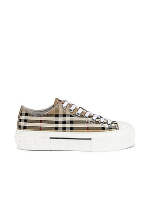 Burberry Jack Sneaker in Archive Beige Check - Cream. Size 41 (also in 40.5, 41.5, 42, 42.5, 43, 43.5, 44, 45).