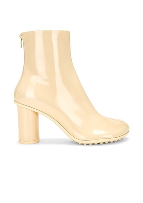 Bottega Veneta Atomic Ankle Boot in Rubber - Beige. Size 37 (also in 36, 38, 39, 40, 41).