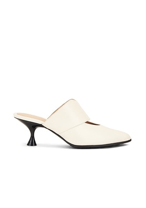 Bottega Veneta Leather Pump in Sea Salt - Cream. Size 39.5 (also in 36, 41).