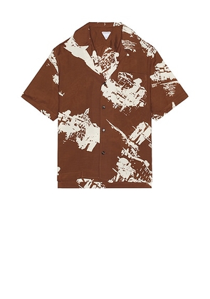 Bottega Veneta Postcard Print Silk Shantung Short Sleeve Shirt in Pecan & Dove - Brown. Size 48 (also in 46, 50, 52).