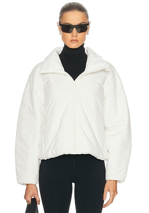 Beyond Yoga Warm Up Puffer Jacket in Glacier - White. Size S (also in L, XS).
