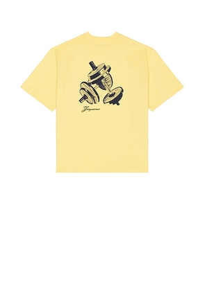 JACQUEMUS Le T-Shirt Halteres in Athletic Club Beige - Yellow. Size S (also in M).
