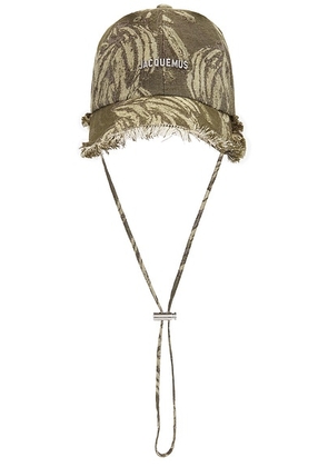 JACQUEMUS La Casquette Artichaut Cap in Jacquard Banana Logo Khak - Green. Size 58 (also in 56, 60).