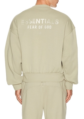 Fear of God ESSENTIALS Classic Fir Fleece Crew Neck Sweater in Abbey Stone - Grey. Size M (also in ).