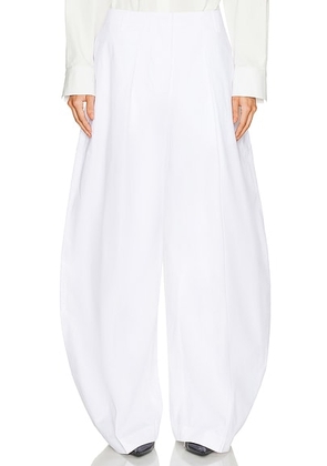 JACQUEMUS Le Pantalon Ovalo Large in White - White. Size 36 (also in ).