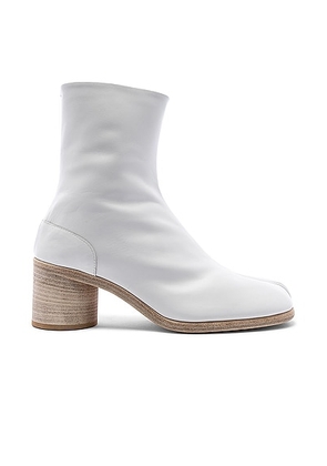 Maison Margiela Ankle Tabi in White - White. Size 40 (also in 39).
