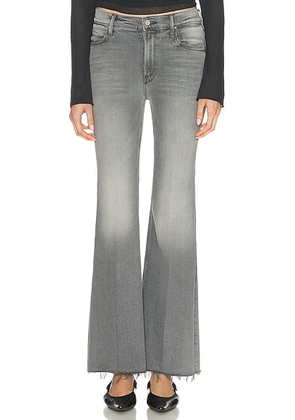 MOTHER The Doozy Sneak Fray Jeans in Catch Me Outside - Grey. Size 34 (also in ).