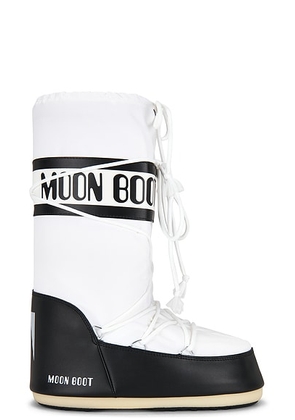 MOON BOOT Icon Nylon Boot in Black & White - White. Size 45-47 (also in 42-44).