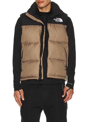 The North Face 1996 Retro Nuptse Vest in Mocha Brown & TNF Black - Brown. Size XL/1X (also in XXL/2X).