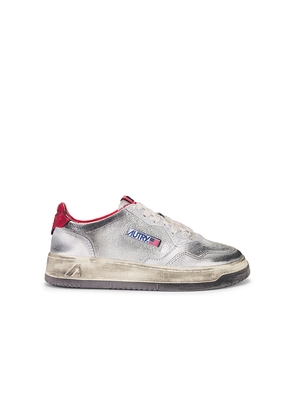 Autry Medalist Sneaker in Grey. Size 38. Also in 35.