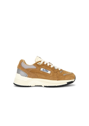 Autry Hyperway Low Sneaker in Tan. Size 37. Also in 38, 39, 40, 41.