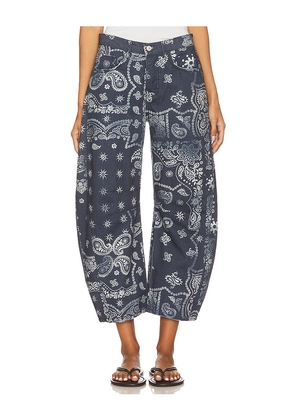 Free People x We The Free Good Luck Printed Barrel Jean in Blue. Size 25. Also in 24, 26, 27, 28, 29.
