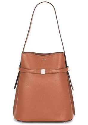 Toteme Belted Grained Leather Bucket Bag in Sienna - Brown. Size all.