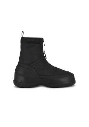 MOON BOOT Luna Zip Boot in Black. Size 45. Also in 42.