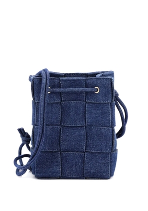 Bottega Veneta Pre-Owned Cassette Maxi Intrecciato Denim Small bucket bag - Blue