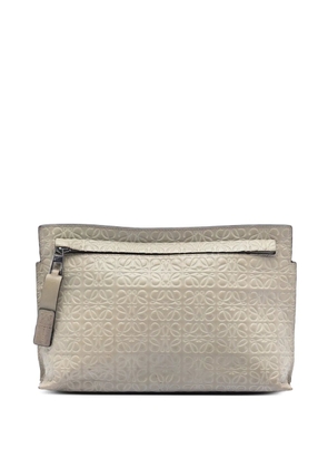Loewe Pre-Owned 2016 Embossed Calfskin Anagram Repeat T clutch bag - Brown