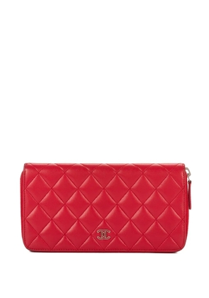 CHANEL Pre-Owned quilted zip wallet - Red