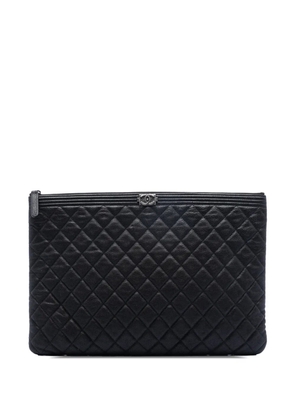 CHANEL Pre-Owned 2016-2017 Large Quilted Caviar Boy O Case clutch bag - Black