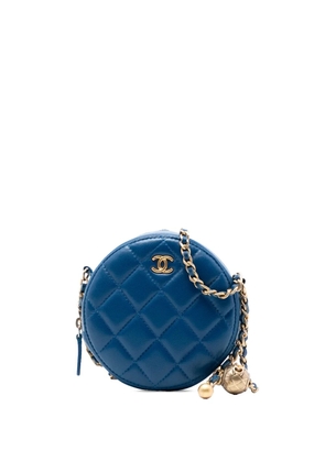 CHANEL Pre-Owned 2020 CC Quilted Lambskin Pearl Crush Round Clutch with Chain crossbody bag - Blue