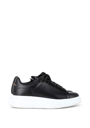 Alexander McQueen Pre-Owned Oversized sneakers - Black