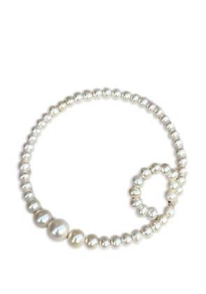 Saskia Diez double pearl earcuff - Neutrals
