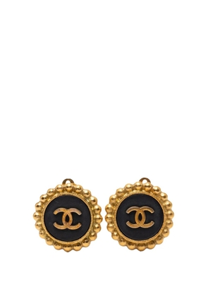 CHANEL Pre-Owned 1994 CC Gold Plated and Enamel Round Clip on Earrings costume earrings - Black