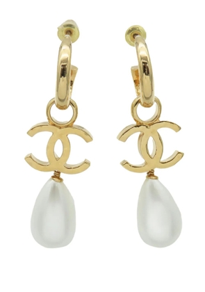 CHANEL Pre-Owned 2024 CC Gold Plated Faux Pearl Drop Push Back Earrings costume earrings