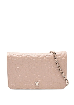 CHANEL Pre-Owned 2019 CC Embossed Lambskin Camellia Wallet On Chain crossbody bag - Pink