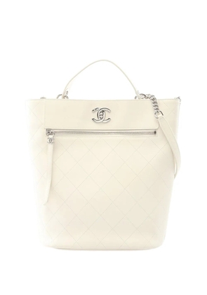 CHANEL Pre-Owned 2019 Lambskin Quilted Bucket Bag satchel - White