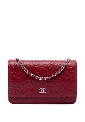CHANEL Pre-Owned 2012-2013 CC Embossed Lambskin Camellia Wallet On Chain crossbody bag - Red
