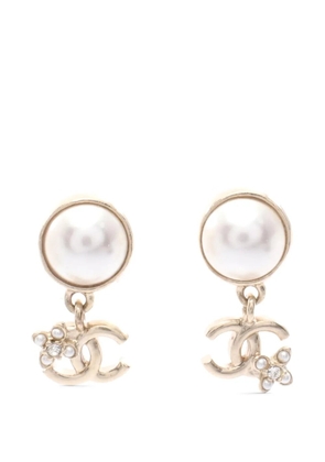 CHANEL Pre-Owned 2023 CC Gold Plated Faux Pearl Flower Drop Earrings costume earrings - White