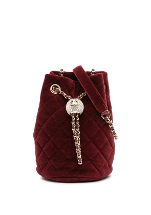 CHANEL Pre-Owned 2020 Mini Velvet Crystal Pearl Crush bucket bag - Red