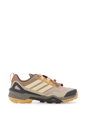 adidas three-stripe hiking sneakers - Neutrals