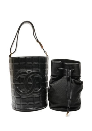 CHANEL Pre-Owned 2002-2003 Choco Bar logo-detail bucket bag - Black