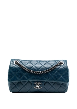 CHANEL Pre-Owned 2014 Medium Aged Calfskin Duo Color Flap crossbody bag - Blue