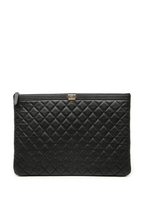 CHANEL Pre-Owned 2016-2017 Large Quilted Caviar Boy O Case clutch bag - Black
