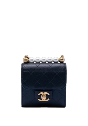 CHANEL Pre-Owned 2019 Mini Goatskin Chic Pearls Clutch On Chain crossbody bag - Blue