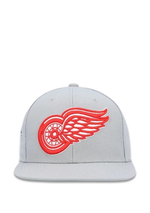 Mitchell & Ness Detroit Red Wings NHL Alternate Flip snapback cap - Grey