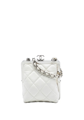CHANEL Pre-Owned 2021 Lambskin and Acrylic Kiss Clutch with Chain crossbody bag - White